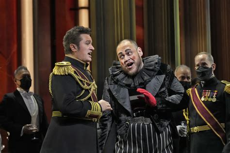  Rigoletto: Lời B예측불가한 bi kịch và âm điệu đầy kịch tính